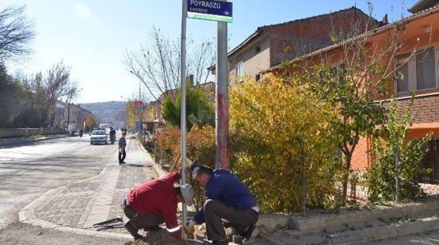 Boz&uuml;y&uuml;k&rsquo;te Cadde Ve Sokak Tabelaları Yenileniyor