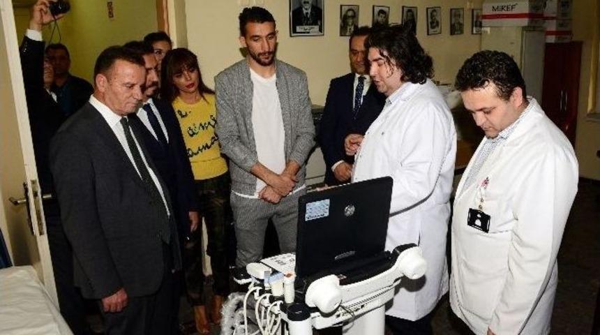 Fenerbah&ccedil;eli Futbolcu Mehmet Topal&rsquo;dan, Cerrahpaşa Tıp Fak&uuml;ltesi&rsquo;ne Cihaz Bağışı