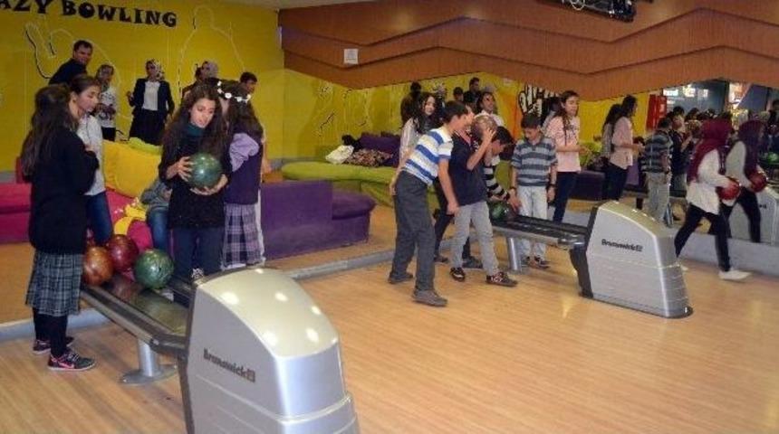K&ouml;y &Ccedil;ocuklarının Bowling Keyfi