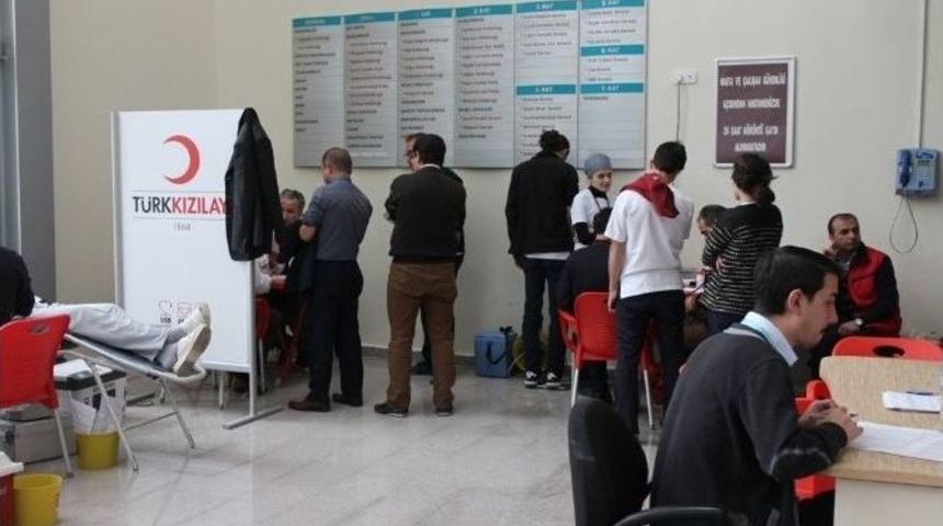 Karaman&rsquo;da Devlet Hastanesi Personelinden Kan Bağışı