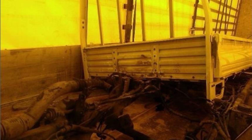 Par&ccedil;aladıkları Kamyonetleri G&ouml;t&uuml;r&uuml;rken Yakalandılar