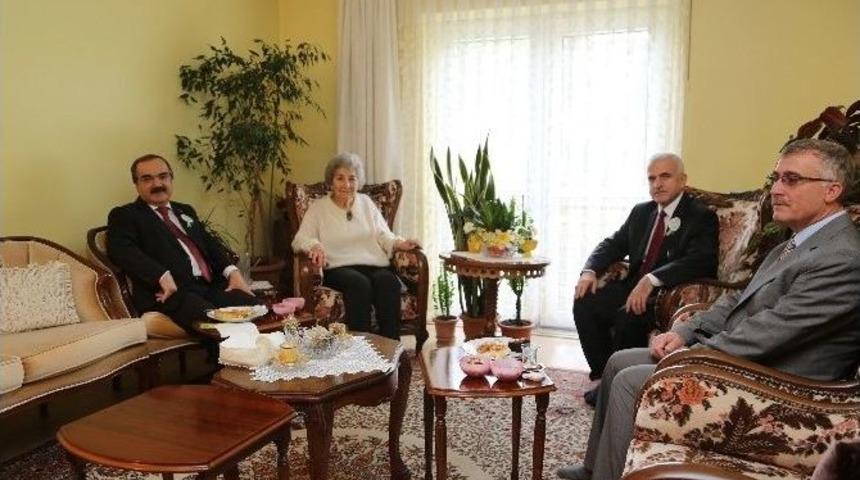 Vali Coş Emekli &Ouml;ğretmenleri Ziyaret Etti