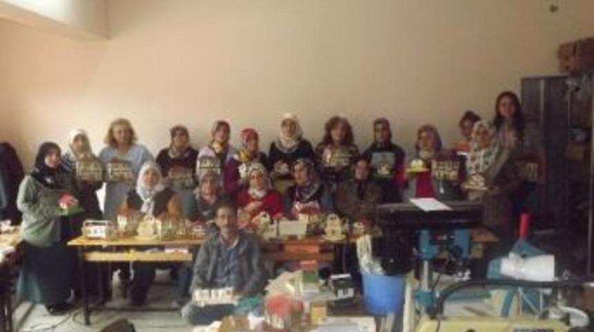 Ahşap Dadaylı Kadınların Elinde Şekilleniyor