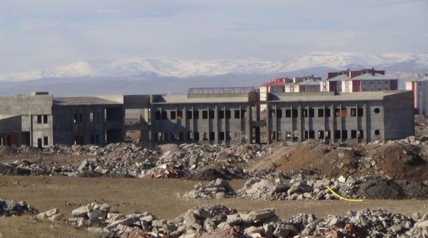 Yapımı Yarım Kalan Yeni Otogar Kaderine Terk Edildi