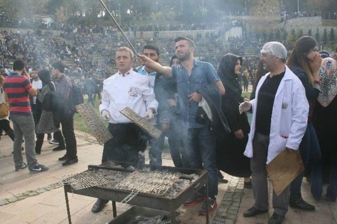 Hamsi Bol Olunca Ş&ouml;leni De Yapıldı