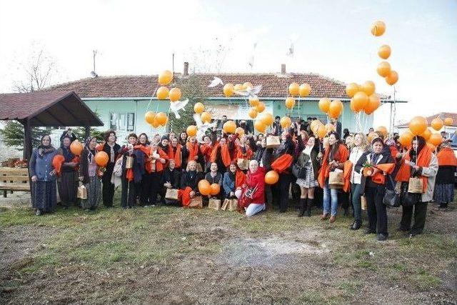 Kadınlar Özgürlüğe Güvercin Uçurdu