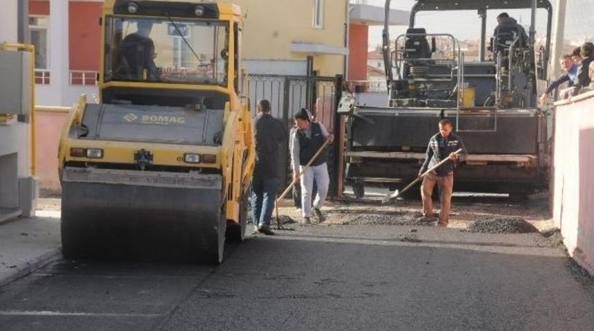 Niğde Belediyesi Okul Bah&ccedil;elerini Asfaltlıyor