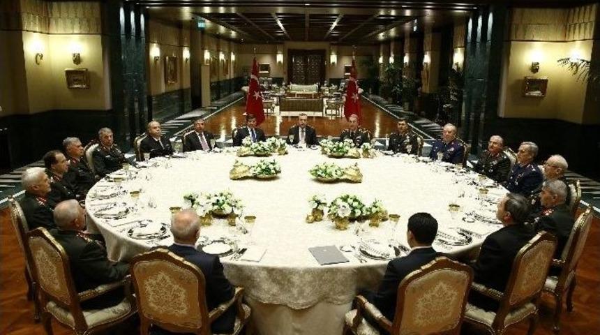 Cumhurbaşkanı Erdoğan, Yaş &Uuml;yeleriyle Yemekte Bir Araya Geldi