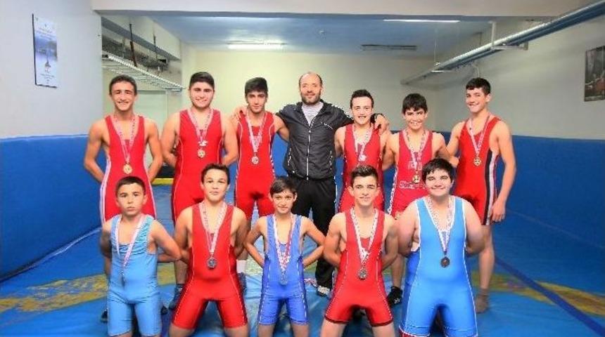 Bayraklı Belediyesi&rsquo;nin G&uuml;reş Takımı Şampiyon Oldu