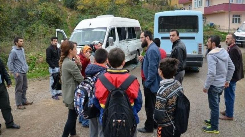 Fatsa&rsquo;da &Ouml;ğrenci Servisi İle Dolmuş &Ccedil;arpıştı: 1 Yaralı