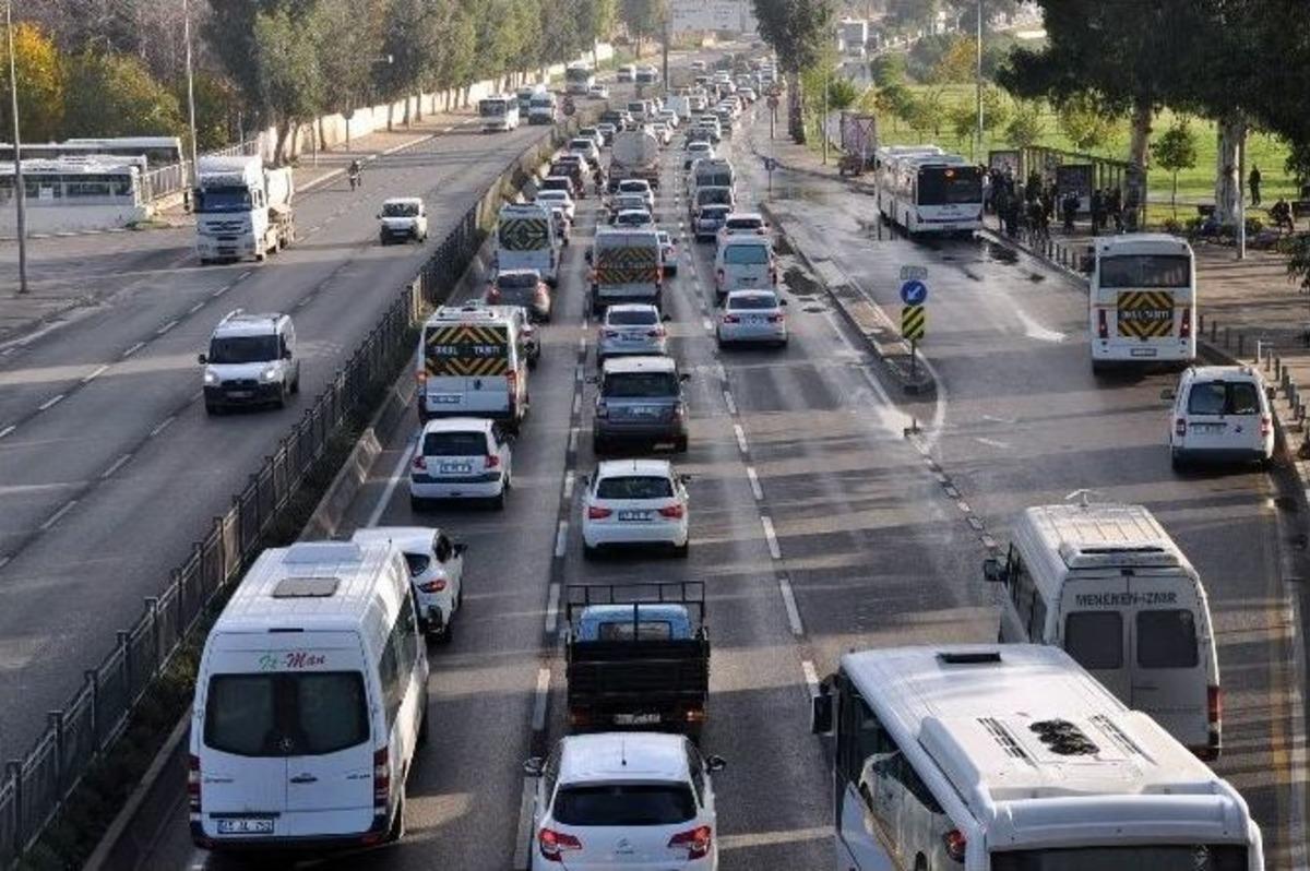 İzmir&rsquo;de İki Kaza Yolları Fel&ccedil; Etti