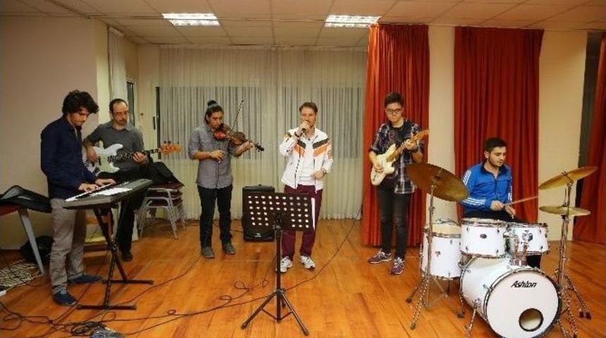 Buca&rsquo;da Pop M&uuml;zik R&uuml;zgarı Esecek