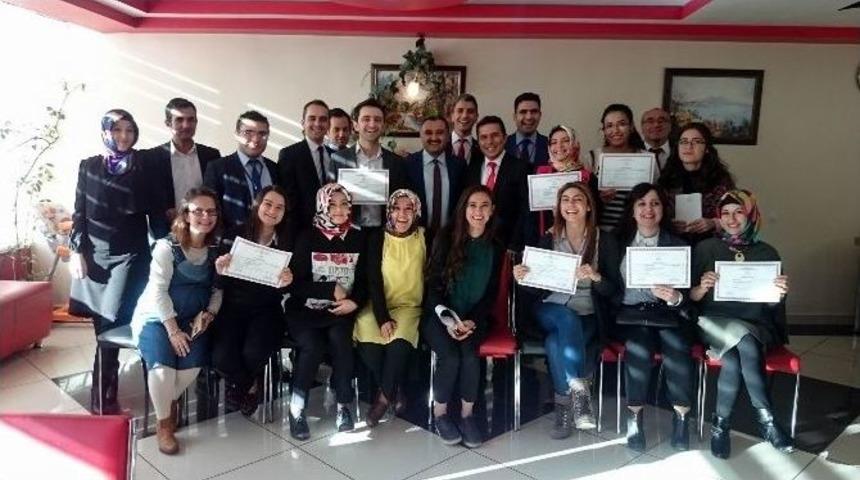 Aile Eğitimi Uzmanları Sertifikalarını Aldı