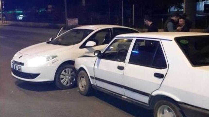 İki Otomobil &Ccedil;arpıştı: 2 Yaralı
