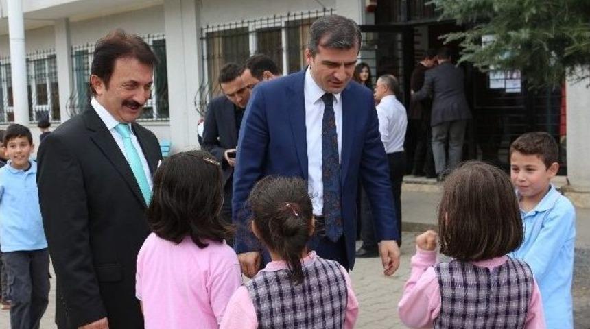 Başkan Yemenici &Ccedil;ocukların Yoğun İlgisiyle Karşılaşıyor