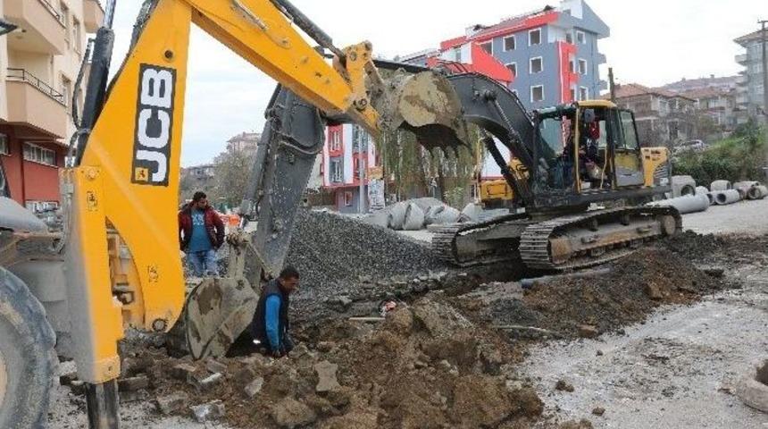 Ak&ccedil;akoca&rsquo;da Asfalt Ve Yağmur Hattı &Ccedil;alışmaları Aralıksız S&uuml;rd&uuml;r&uuml;l&uuml;yor