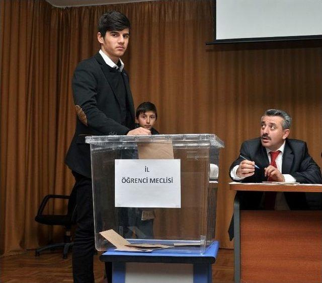 Gümüşhane’de Öğrenciler İl Öğrenci Meclisi Başkanını Seçti