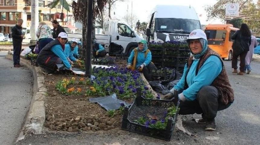 Cumhuriyet Meydanı &Ccedil;i&ccedil;ekleniyor