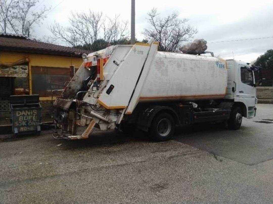 (&ouml;zel Haber) &Ccedil;&ouml;p Kamyonundaki Deney T&uuml;pleri Bomba Gibi Patladı: 1 Yaralı