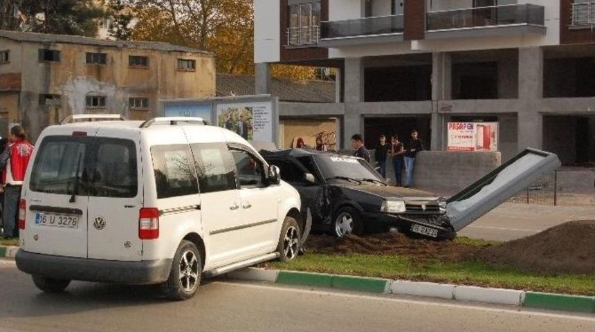 Refüje Çıkan Araca Başka Bir Otomobil Çarptı