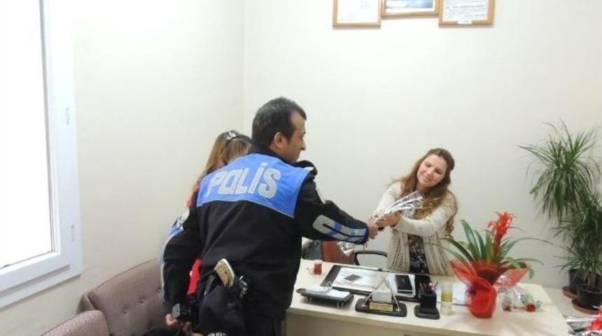 Polislerden, &Ouml;ğretmenlere Jest