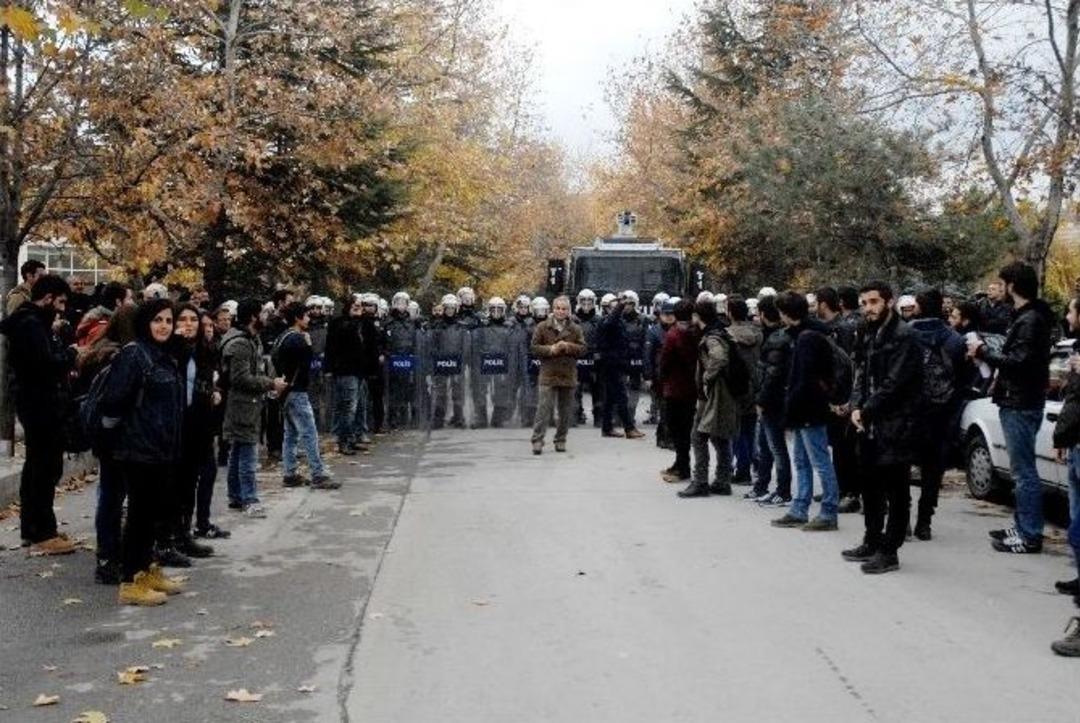 &Uuml;niversitede Polis Ve &Ouml;ğrenciler Arasında Gerginlik: 4 G&ouml;zaltı