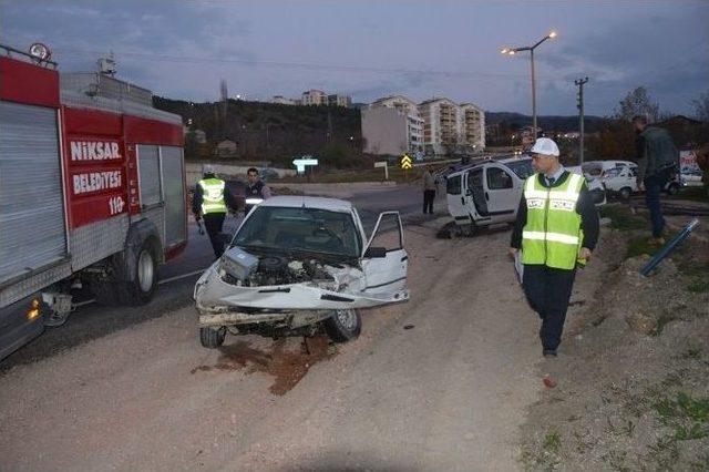 Niksar’da Trafik Kazası: 4 Yaralı