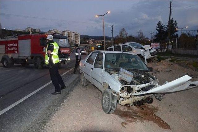 Niksar’da Trafik Kazası: 4 Yaralı