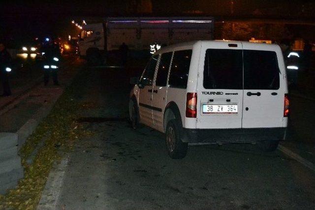 Sivil Polis Aracı İle Kamyon Çarpıştı: 3 Polis Yaralı
