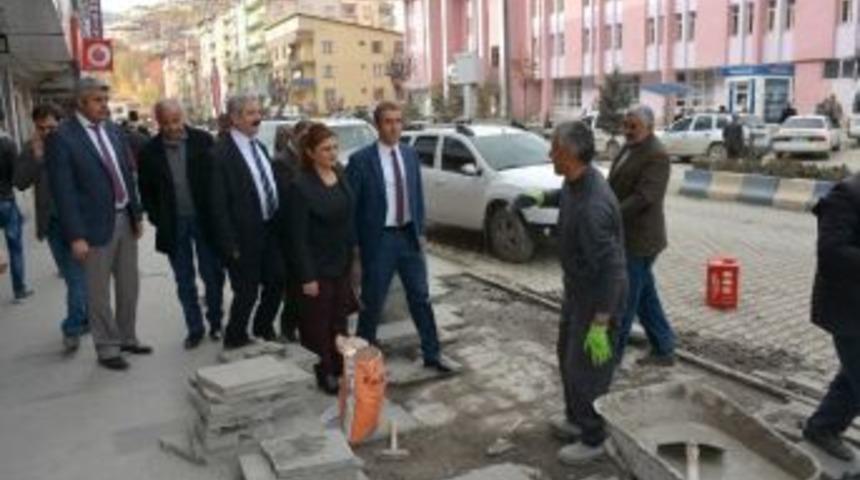 Hakkari Belediyesi Kaldırımları Onarmaya Başladı