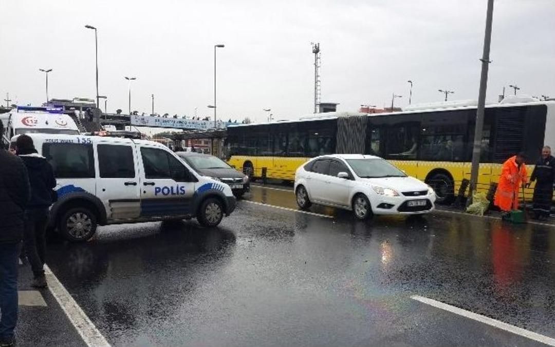 Cevizlibağ Metrob&uuml;s Durağı Yanında Kaza: 1 Yaralı