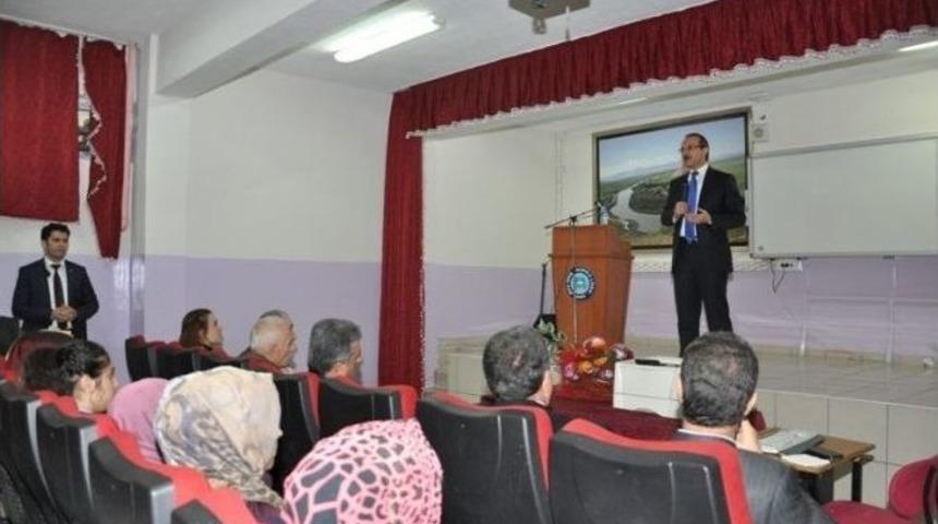 Vali Yavuz &Ouml;ğrencilere Konferans Verdi