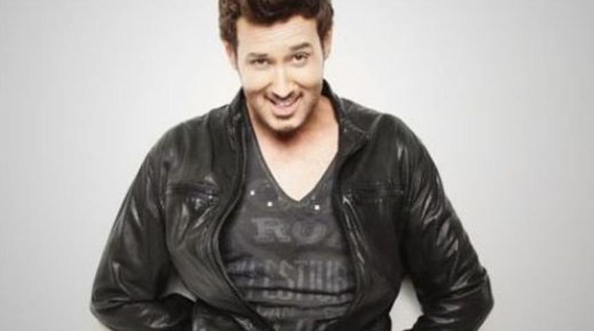 &Uuml;nl&uuml; Şarkıcı Arolat Bekarlığa İsyan Etti