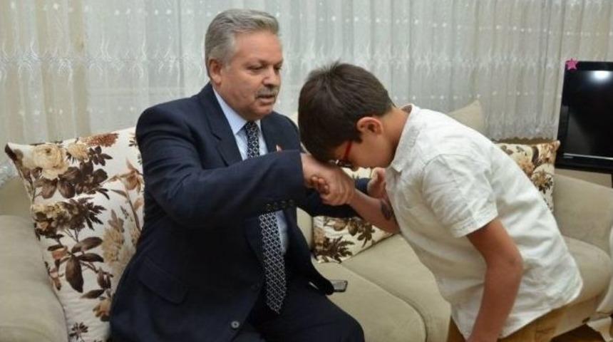 Vali S&uuml;leyman Kahraman&rsquo;dan Tedavi Olan K&uuml;&ccedil;&uuml;k Abdullah&rsquo;a Ziyaret