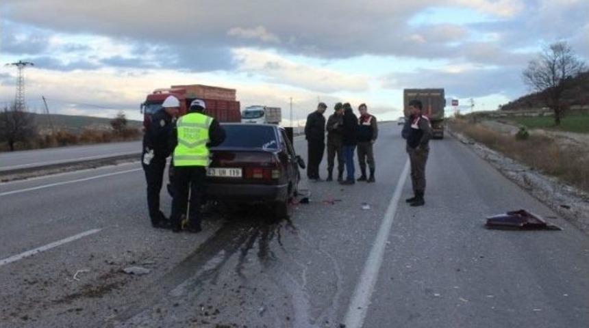 Otomobil, Kamyona &Ccedil;arptı: 2 Yaralı