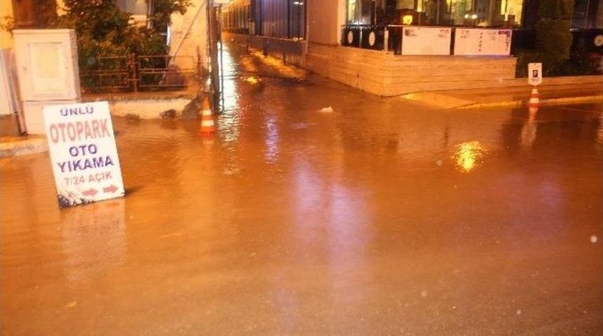 Kuşadası&rsquo;nda Sağanak Yağmur Ve Fırtına Devam Ediyor