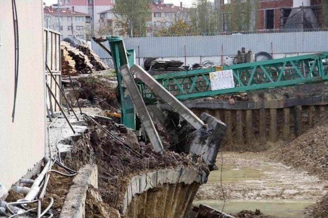 K&uuml;&ccedil;&uuml;k&ccedil;ekmece&rsquo;de Kule Vin&ccedil; Devrildi: 2 &Ouml;l&uuml;, 2 Yaralı