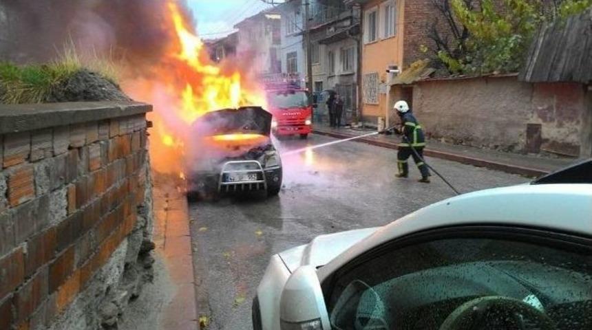 Park Halindeki Ara&ccedil; Alev Alev Yandı