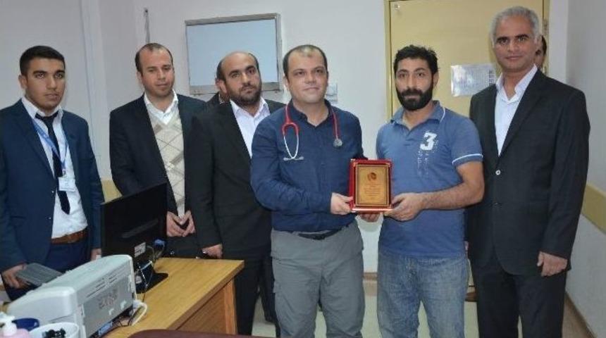 Hastaları İle Yakından İlgilenen Doktora Hasta Yakınlarından Plaket