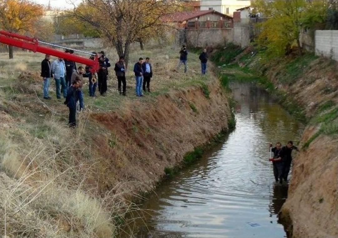 Kanalda İla&ccedil;lama Yapılırken Erkek Cesedi Bulundu