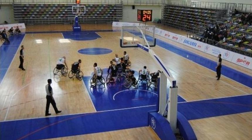 B&uuml;y&uuml;kşehir Basketbol Takımı Zirveye Oynuyor
