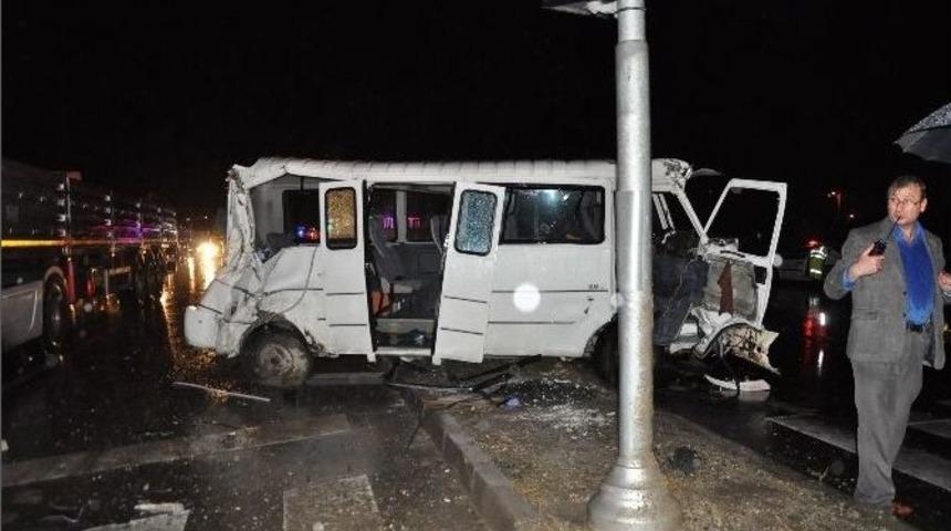 &Ouml;ğrencilerin Bulunduğu Minib&uuml;s Tırla &Ccedil;arpıştı: 16 Yaralı
