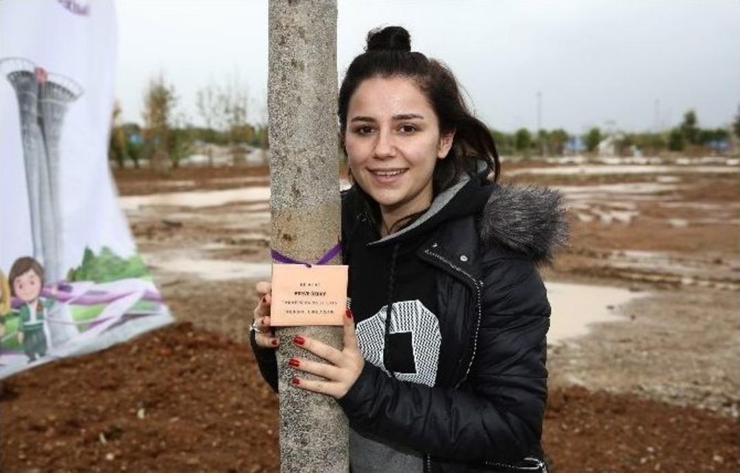 Şarkıcı Merve &Ouml;zbey, Expo&rsquo;ya Ağa&ccedil; Dikti