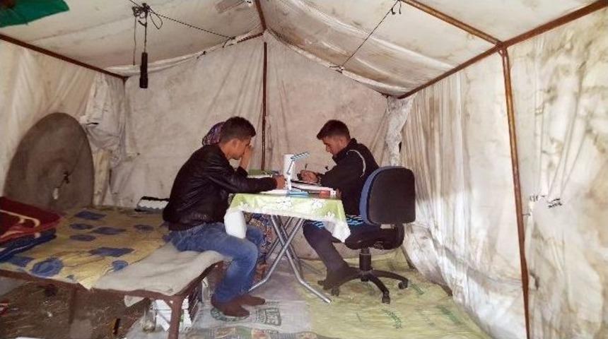 (&ouml;zel Haber) Tarlaya Kurdukları &ldquo;kpss &Ccedil;adırı&rdquo;nda Sınava Hazırlanıyorlar