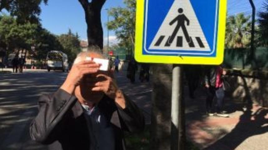 Trafik Levhaları Vatandaşın Kafasını Yarıyor