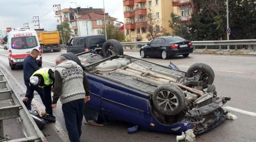 Bariyerlere &Ccedil;arpan Ara&ccedil; Takla Attı: 2 Yaralı