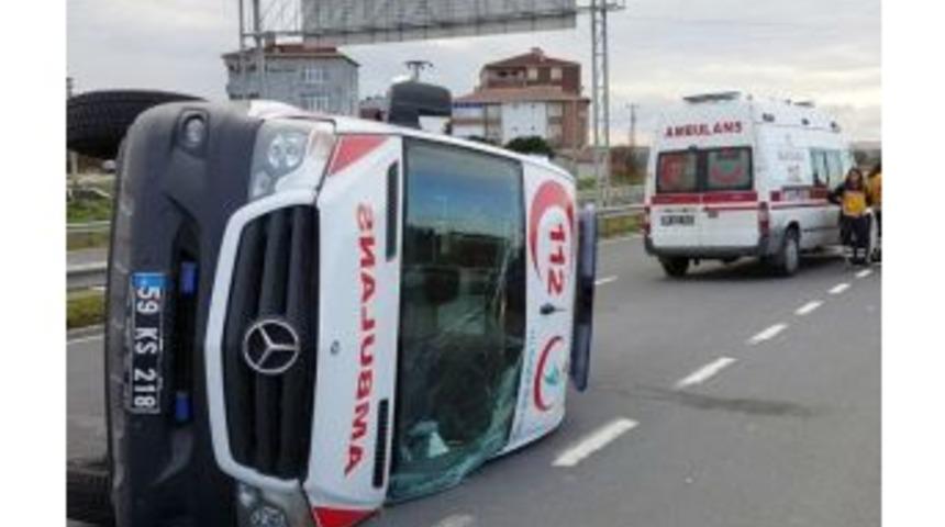 Kamyonetin &Ccedil;arptığı Ambulans Devrildi