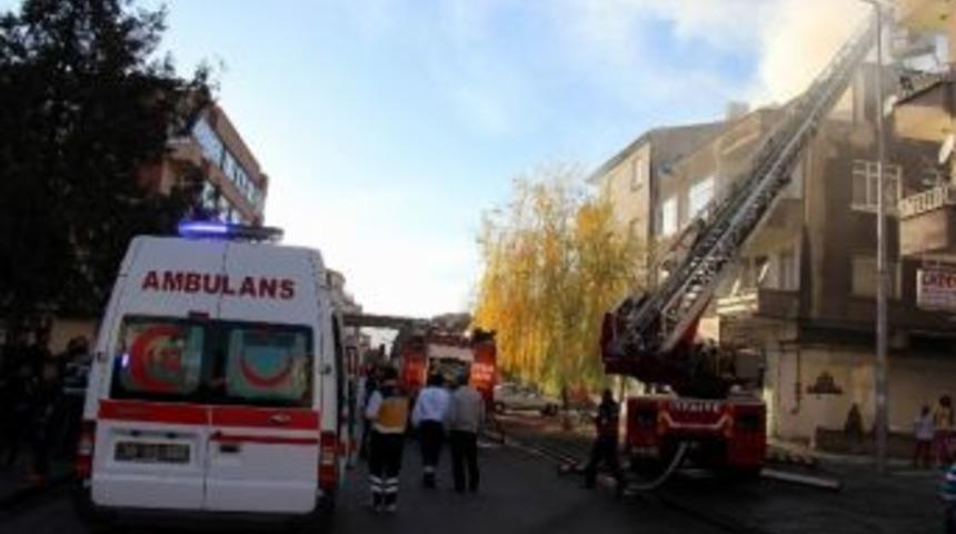 4 Katlı Binanın &Ccedil;atısında Yangın &Ccedil;ıktı