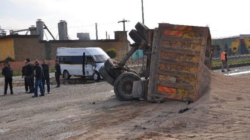 Kamyon İle Minib&uuml;s &Ccedil;arpıştı: 2 Yaralı