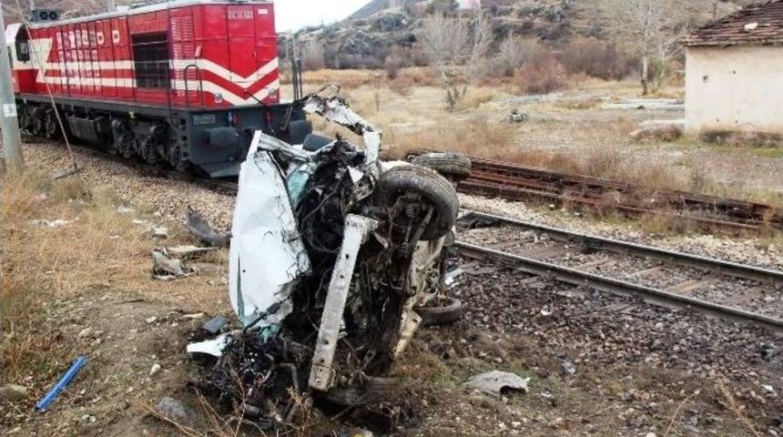 Y&uuml;k Treni Otomobile &Ccedil;arptı: 1 Yaralı